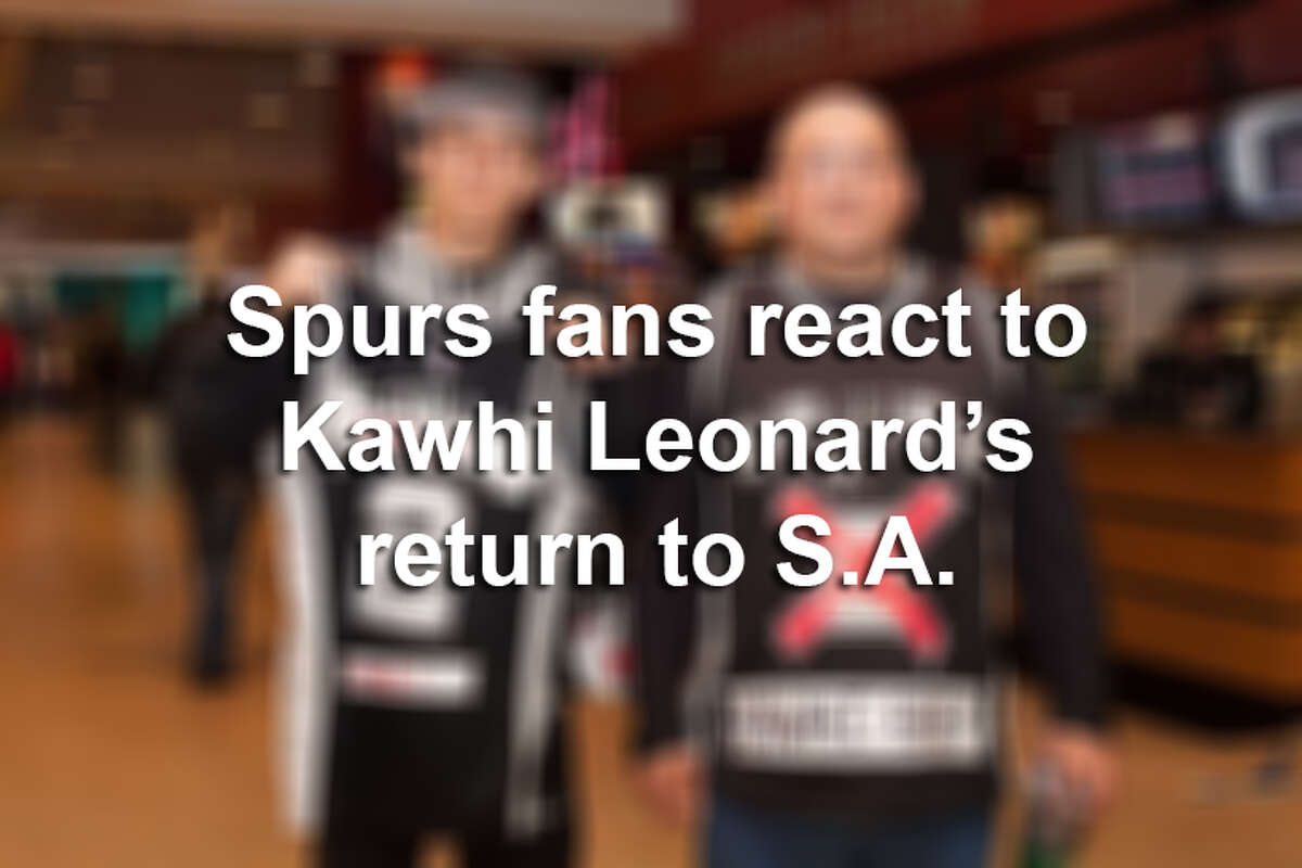 Click ahead to view how Spurs fans reacted to Kawhi Leonard's return to San Antonio.