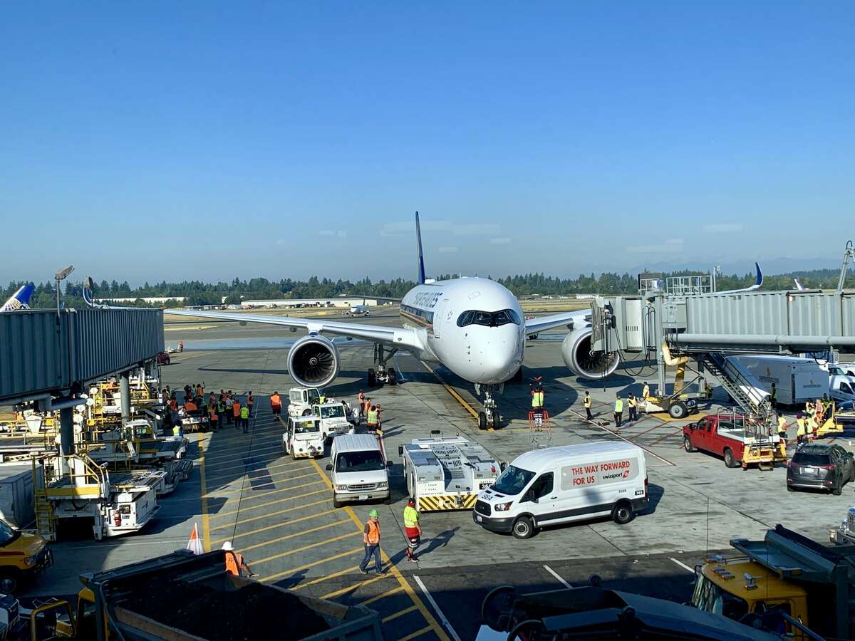 Singapore Airlines takes off from Seattle [PHOTOS]