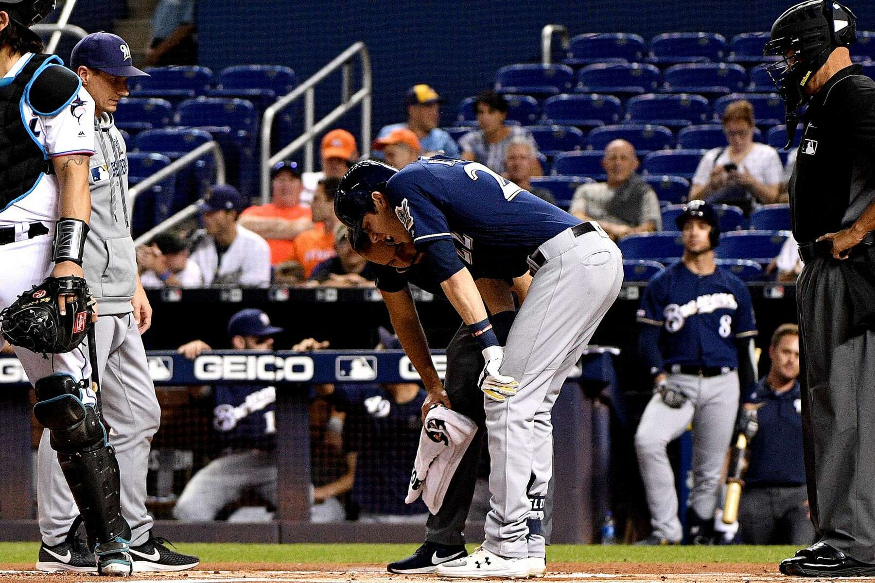 Yelich breaks kneecap, out for season; Brewers top Marlins