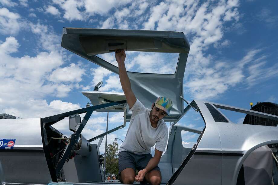 Matt Riese ferme la porte de son aéroglisseur DeLorean pour le transport à S.F. Photo: Paul Kuroda / spécial pour la chronique