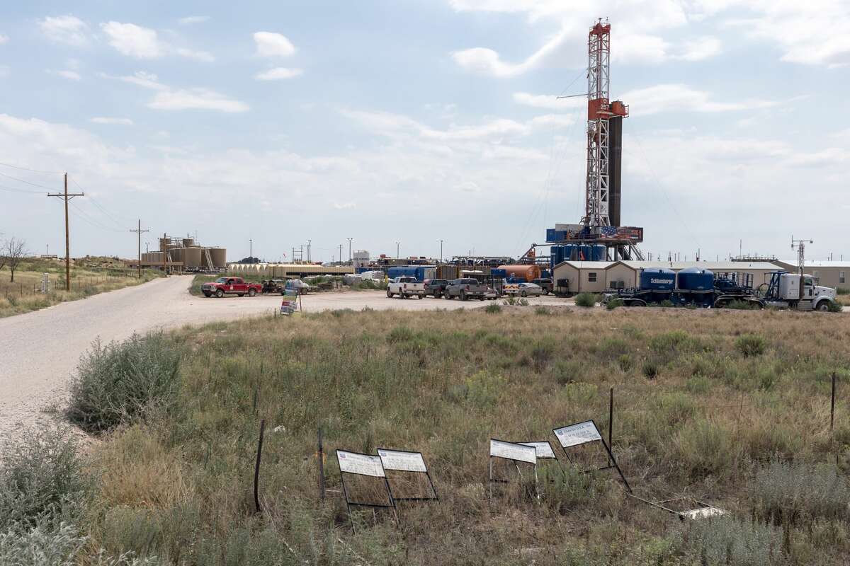 An oil drilling rig stands in Carlsbad, New Mexico, U.S., on Tuesday, Aug. 6. 2019. Photographer: Steven St John/Bloomberg