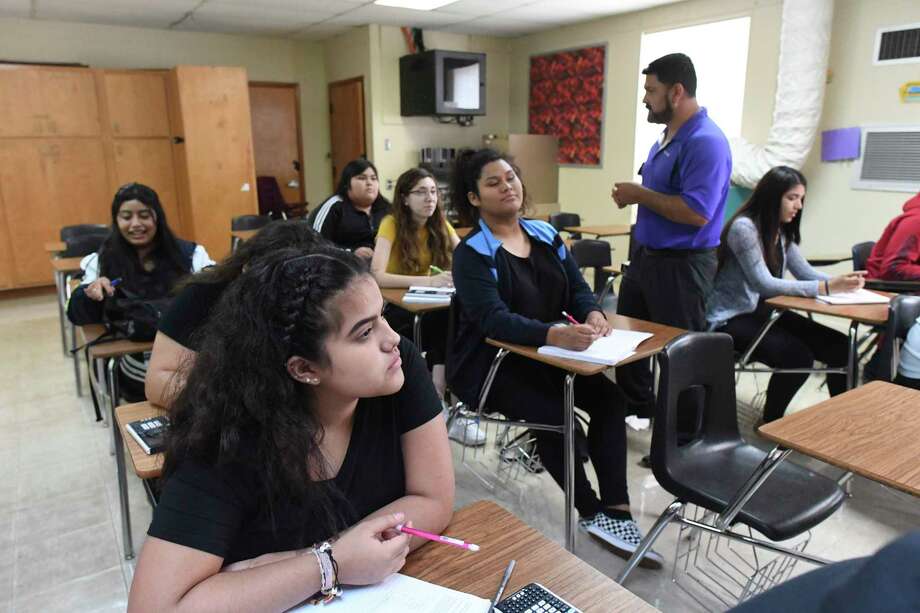 Mariana Morán, a sophomore in the dual language program at Brackenridge High School, takes notes in Algebra 2. Photo: Billy Calzada / Billy Calzada