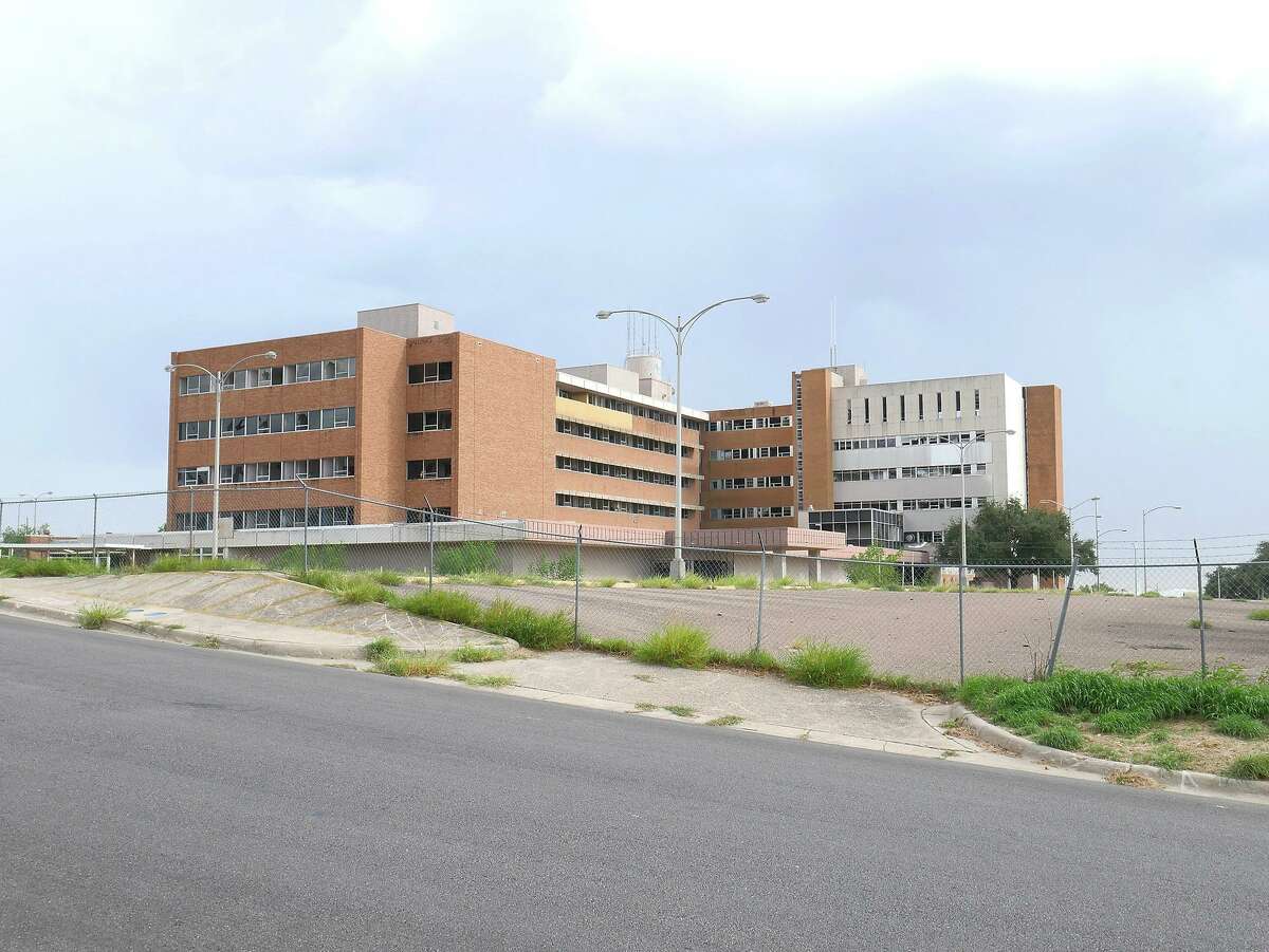 La remodelación del antiguo hospital Mercy ha sido sido suspendida indefinidamente de acuerdo con la Corporación para el Desarrollo Económico de Laredo.