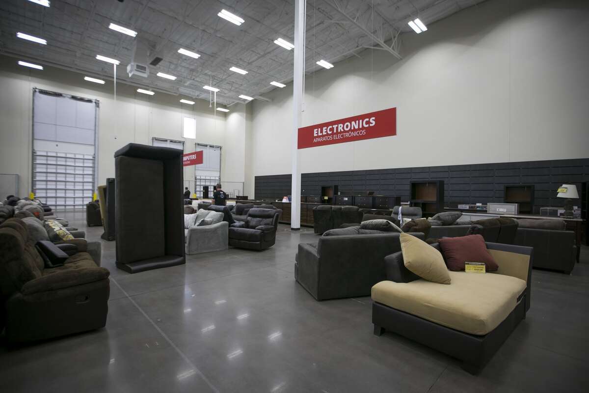 Conn’s opens massive distribution center in north Houston