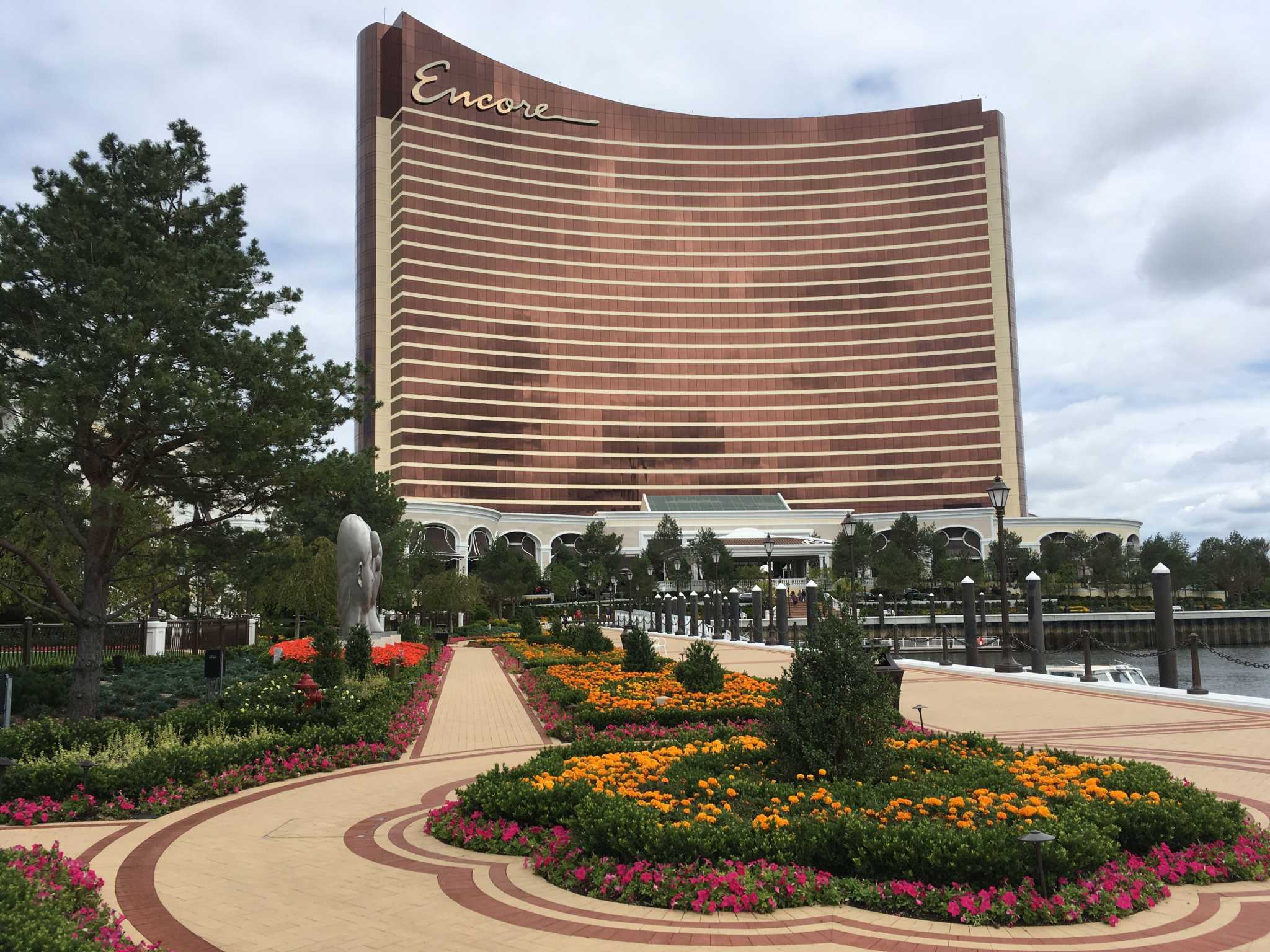 encore boston harbor lounge