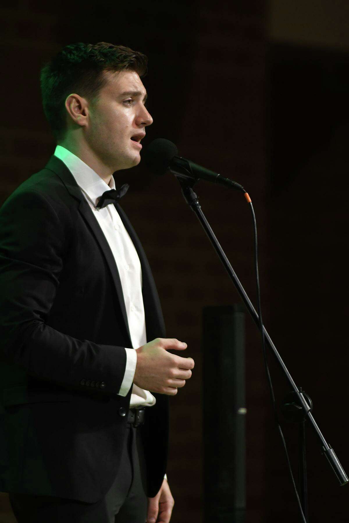 Irish tenor revisits Spring area church he helped after Harvey