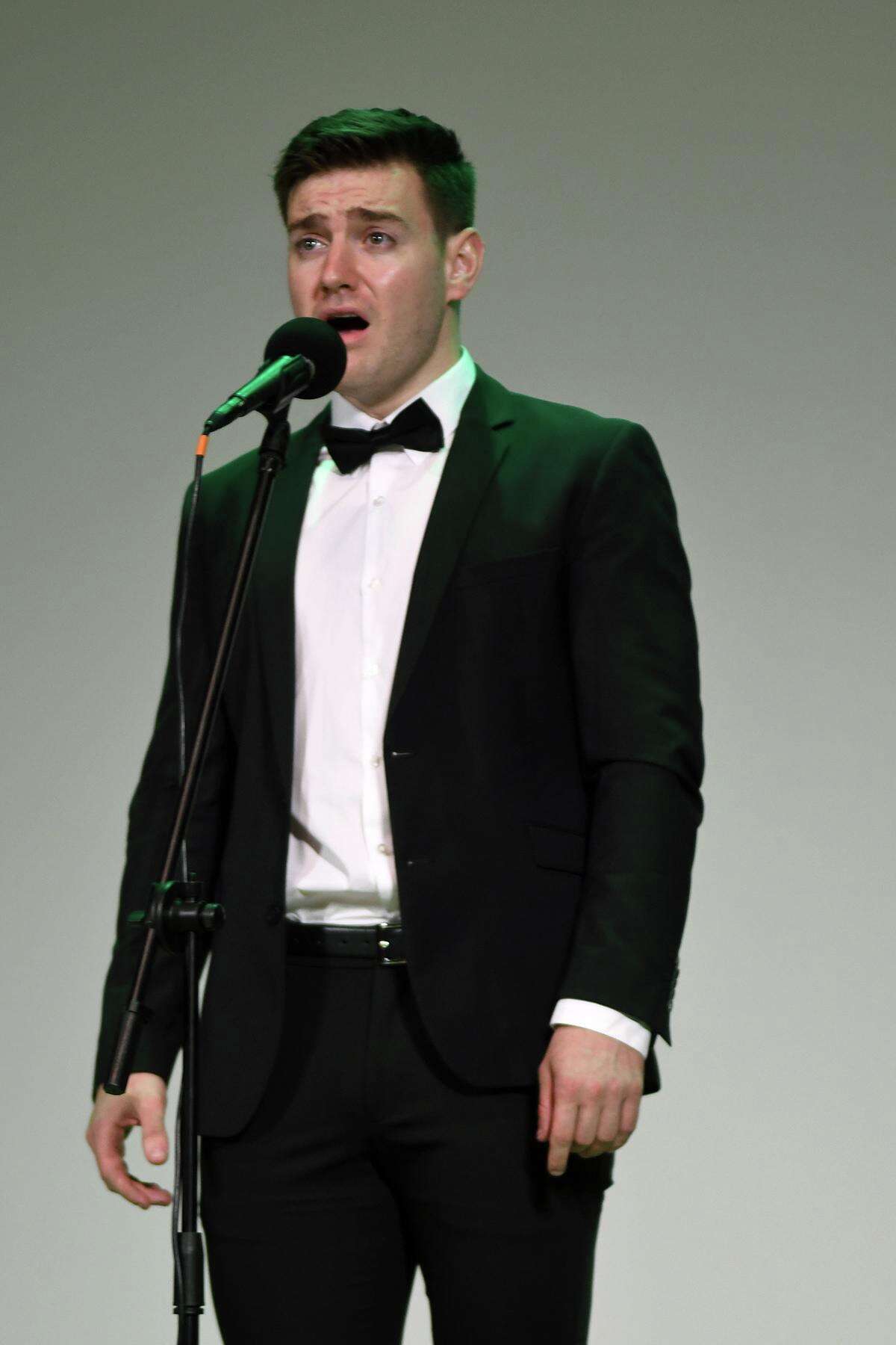 Irish tenor revisits Spring area church he helped after Harvey