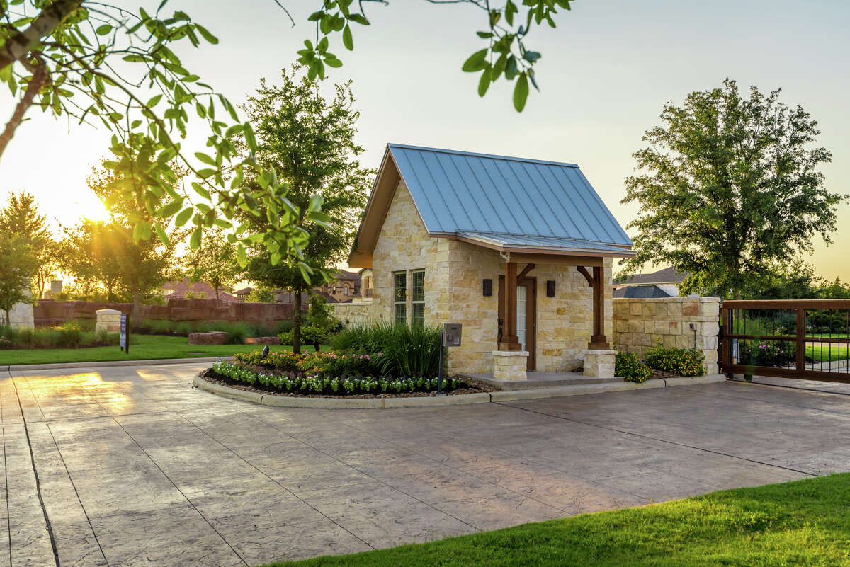 Towne Lake adds two custom home builders