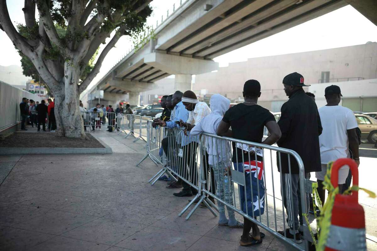 Migrantes de Haití, África y Centroamérica esperan para ver si es que las autoridades estadounidenses de inmigración los convocan para cruzar la frontera y solicitar asilo en Estados Unidos, en el cruce fronterizo El Chaparral en Tijuana, México, el viernes 13 de septiembre del 2019.