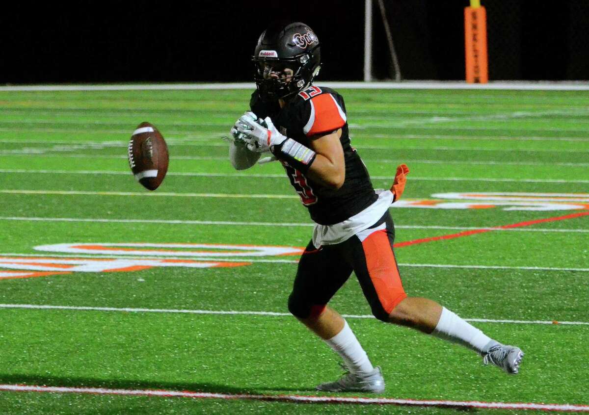 No. 6 Shelton rallies to defeat West Haven after QB Rentas goes down