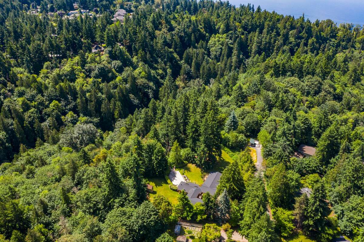 Kirkland property with ballroom is 2 acres, one of a kind