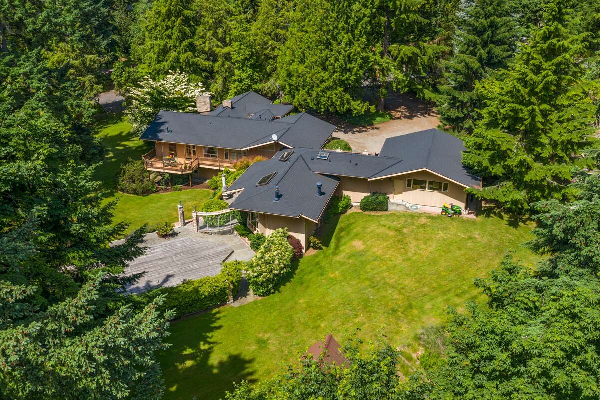 Kirkland property with ballroom is 2 acres, one of a kind