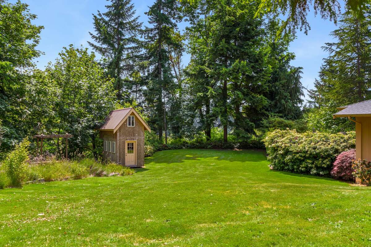 Kirkland property with ballroom is 2 acres, one of a kind