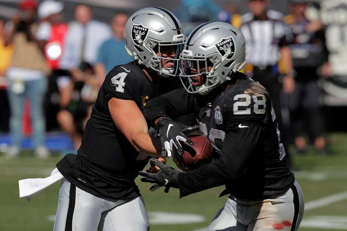 Oakland Raiders' Carr fuels doubters with subpar performance in