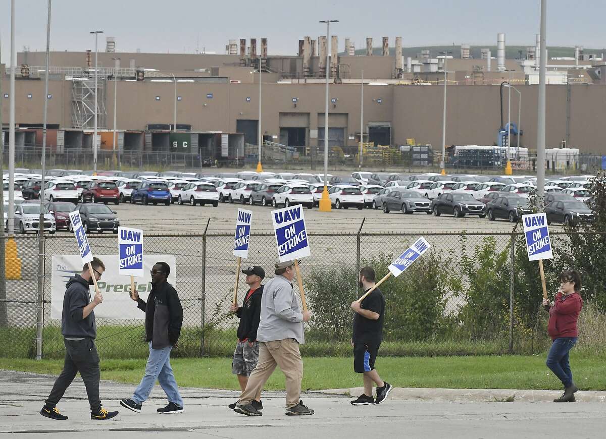 United Auto Workers picket on the south side of the General Motors Lake Orion Assembly plant in Lake Orion, Mich., Monday, Sept. 16, 2019. (Daniel Mears/Detroit News via AP)