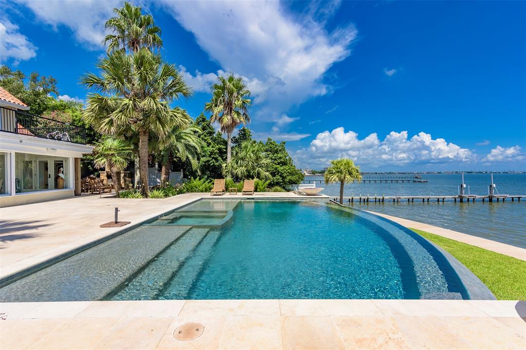 Waterfront Kemah mansion offers dazzling views of Galveston Bay