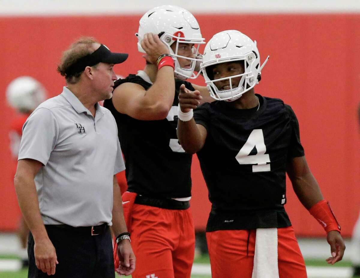 For the third consecutive week, UH coach Dana Holgorsen, left, and quarterbacks D’Eriq King (4) and Clayton Tune have had only six days to prepare for a game.