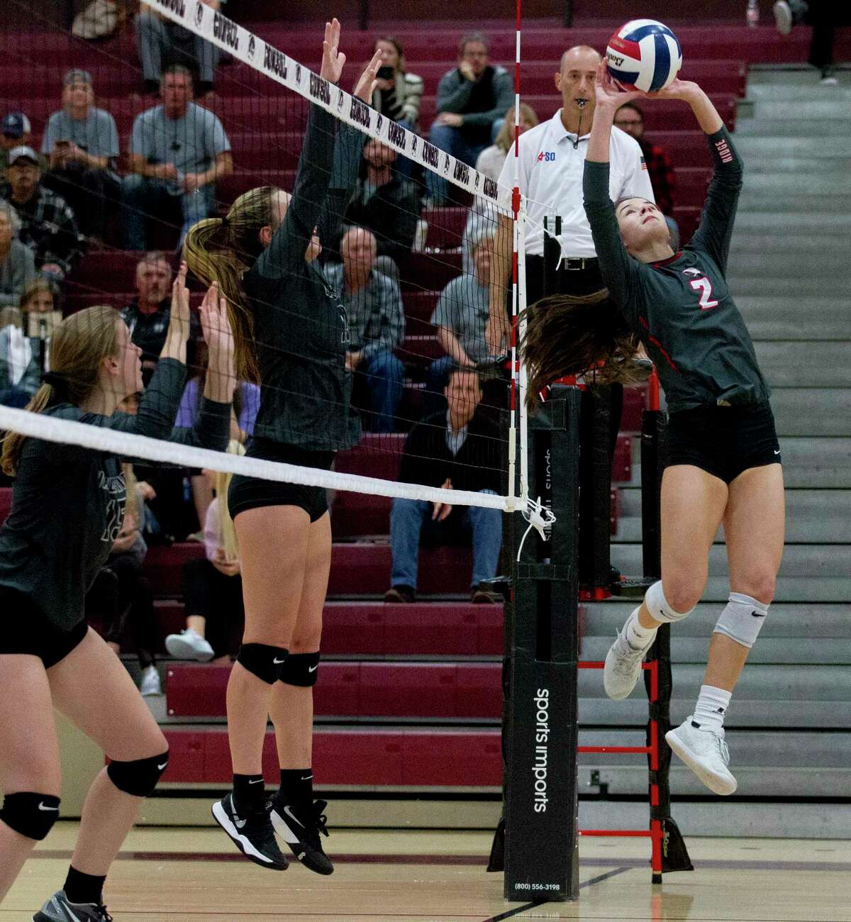 Oak Ridge’s Kenzie Arent (2) sets the ball during the second set of a Region II-6A area high school playoff match at A&M Consolidated High School, Friday, Nov. 2, 2018, in College Station.