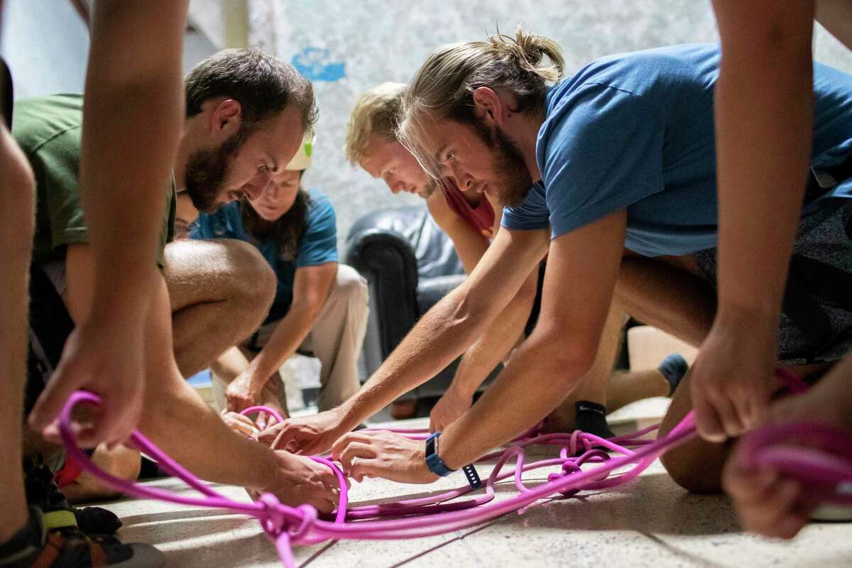 David Hardin, right, 24, surrounded by other University of Texas Medical Branch second year medical students, creates a stretcher made out of rope.