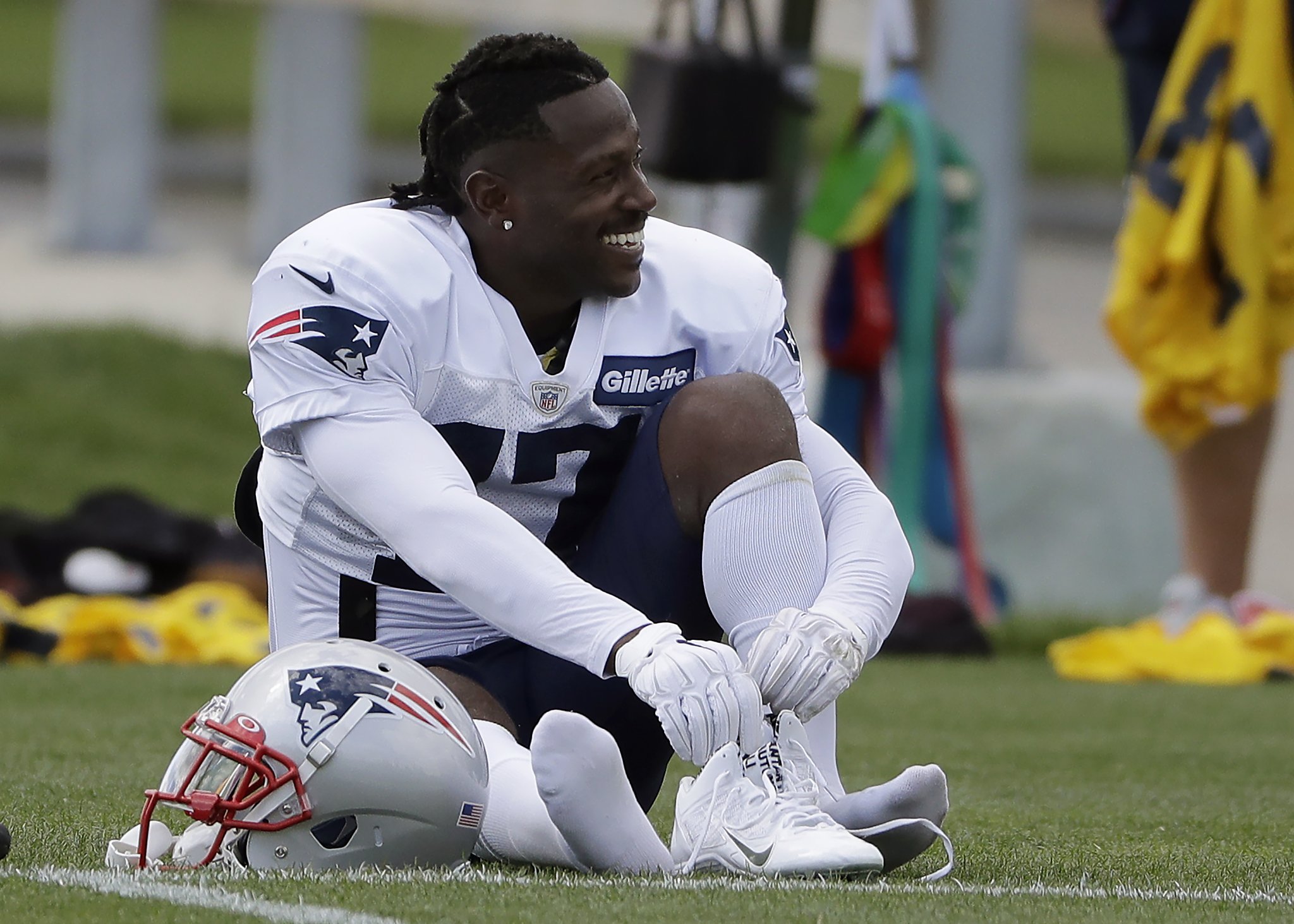 Reports: Raiders' Antonio Brown files new helmet grievance