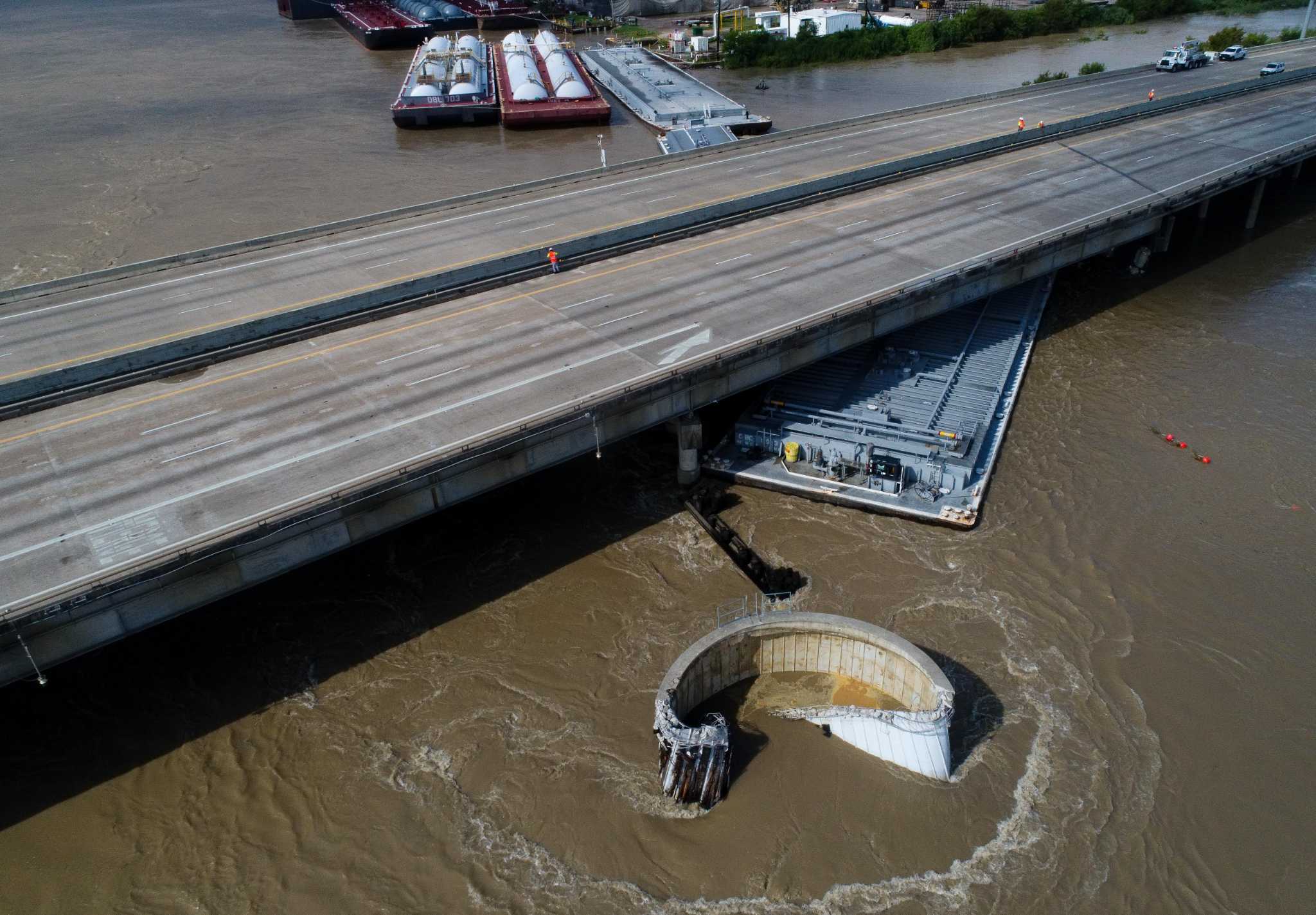 I10 bridge struck by runaway barges to remain closed for damage