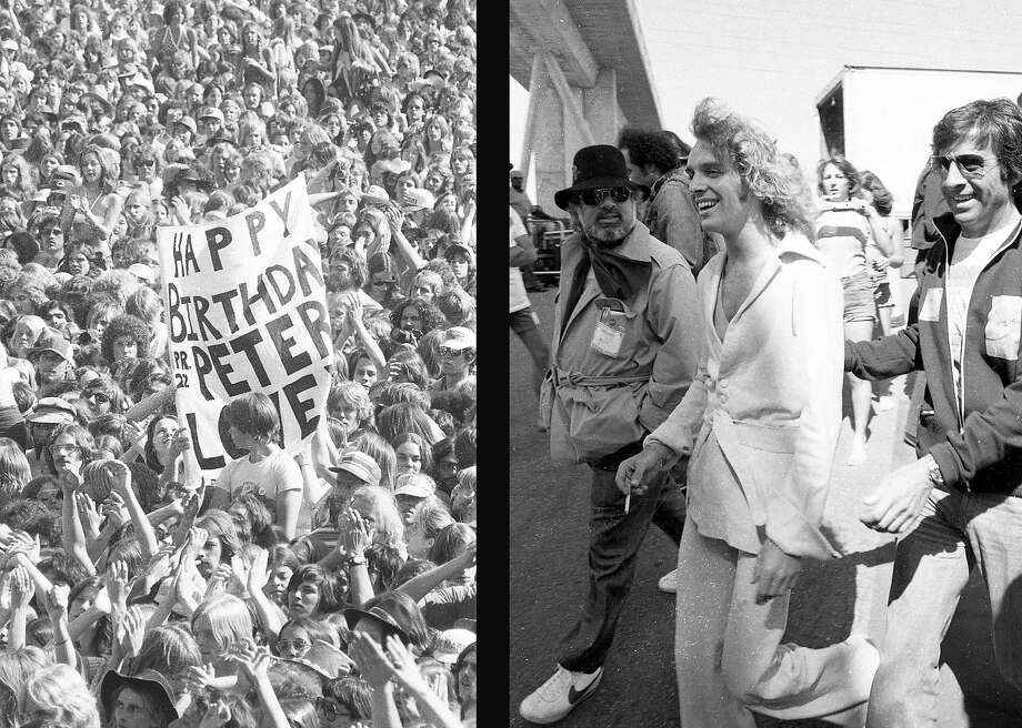 1976年4月25日:1976年，彼得·弗兰普顿在奥克兰体育馆演奏《草地上的一天》时，他的名气达到了顶峰。图片来源:苏珊·吉尔伯特/ The Chronicle 1976