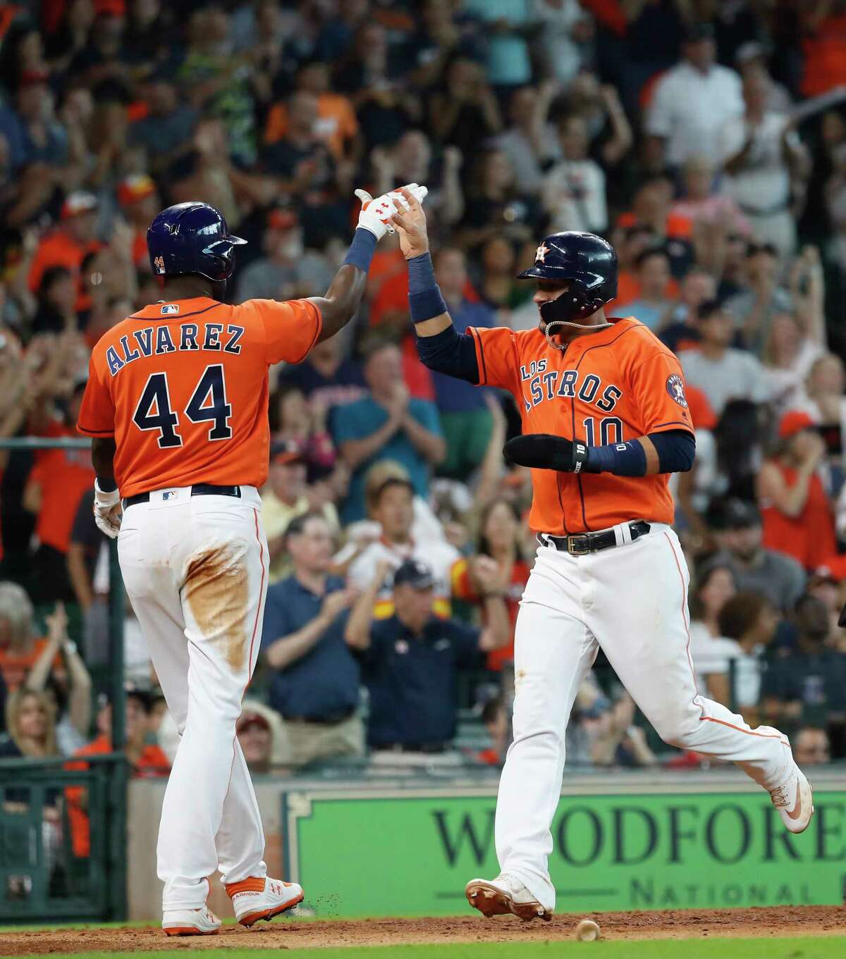 Astros claim third straight AL West title