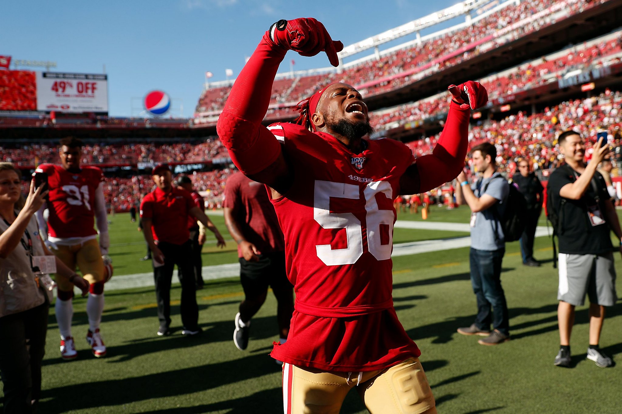 San Francisco 49ers outside linebacker Kwon Alexander (56) and