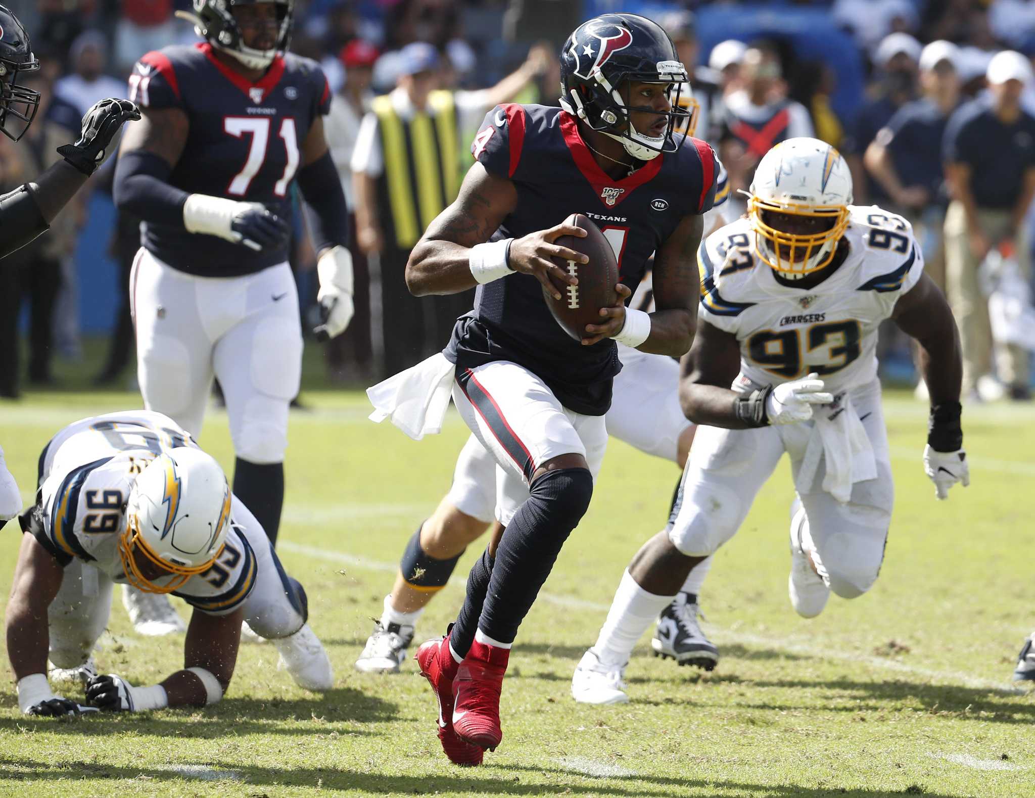 Photo: Chiefs Patrick Mahomes Scrambles Away From Chargers Jerry