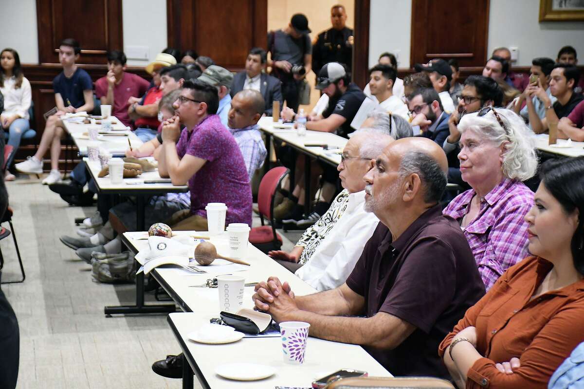 El auditorio del Centro de Ciencias de la Salud de UT se llenó de laredenses, representantes del Condado de Zapata y el Valle del Río Grande durante una asamble pública sobre el muro fronterizo llevada a cabo el martes 24 de septiembre de 2019.