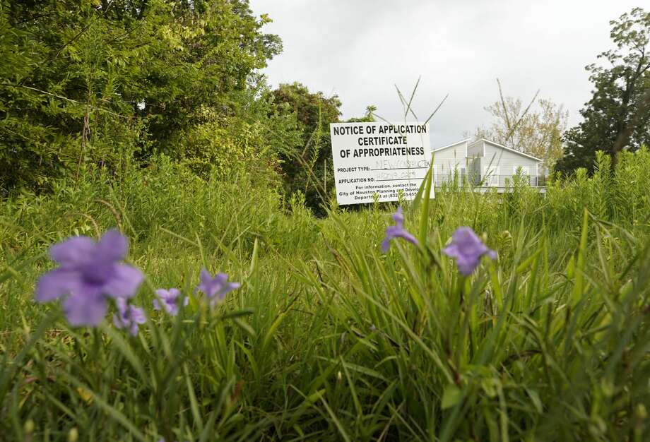 A public notice sign for new construction sits in an open lot on East 31st 1/2 Street in Independence Heights. Photo: Melissa Phillip/Staff Photographer