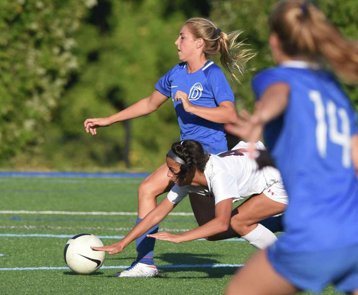 Darien’s Chloe Humphrey (4) battles for position with McMahon’s Victoria Papadopoulos on Wednesday.