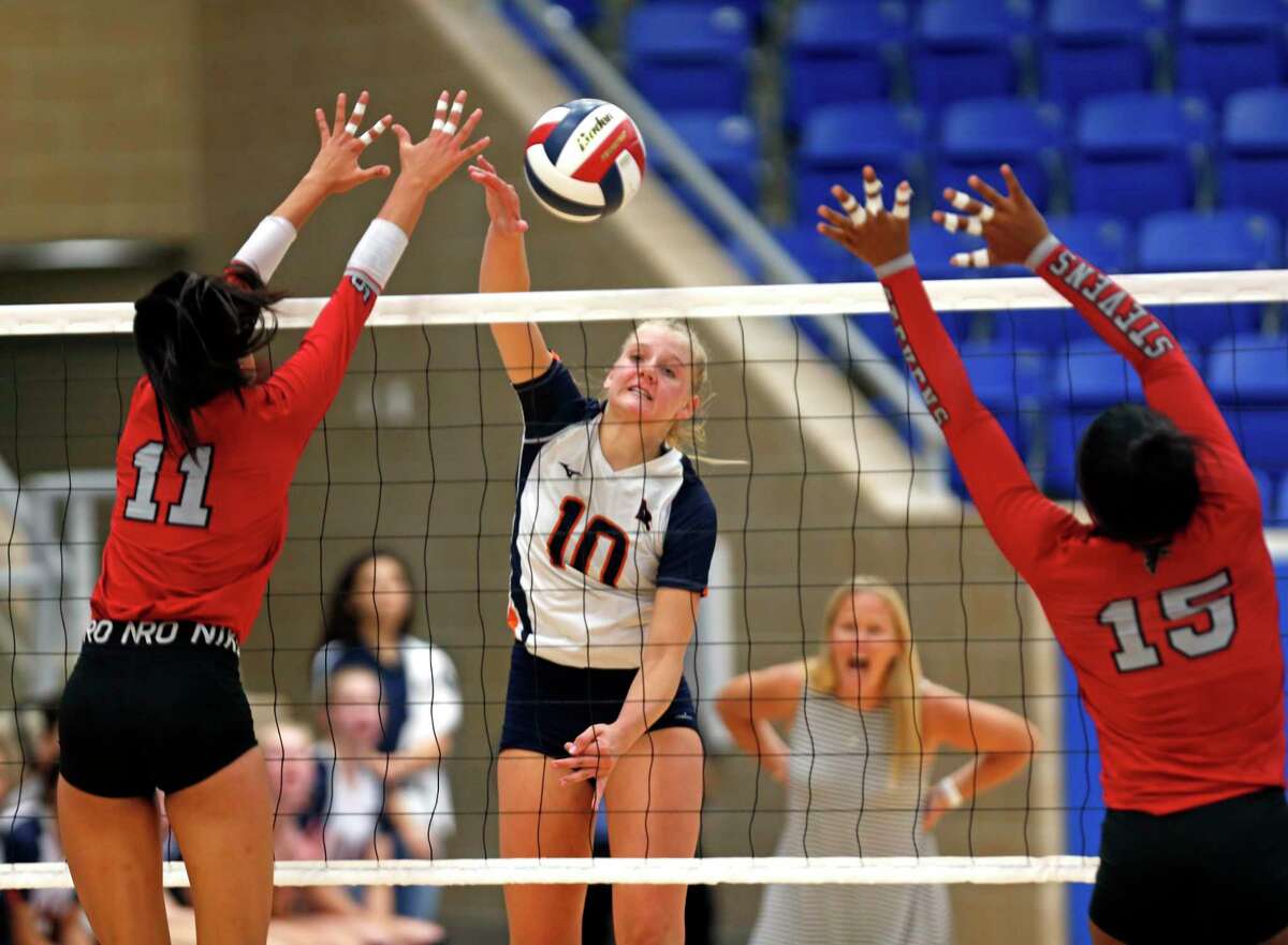 Brandeis holds off stubborn Stevens