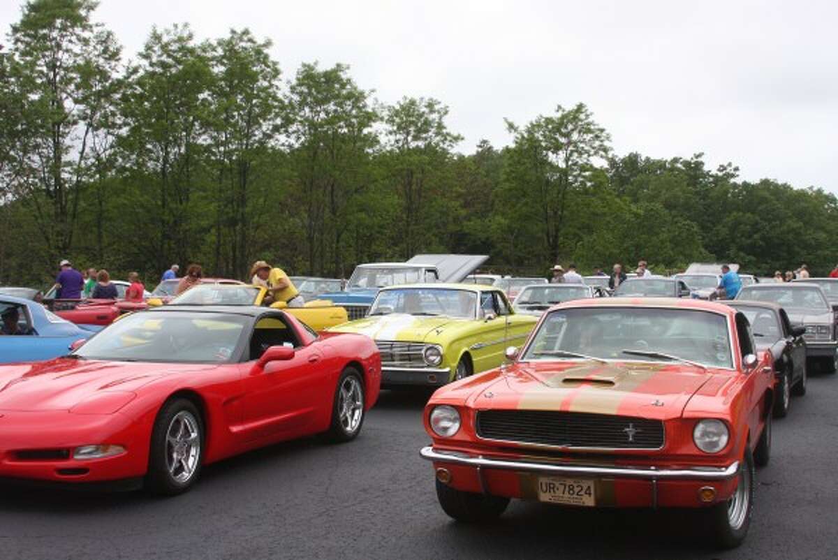 Classic cars fill downtown Manistee