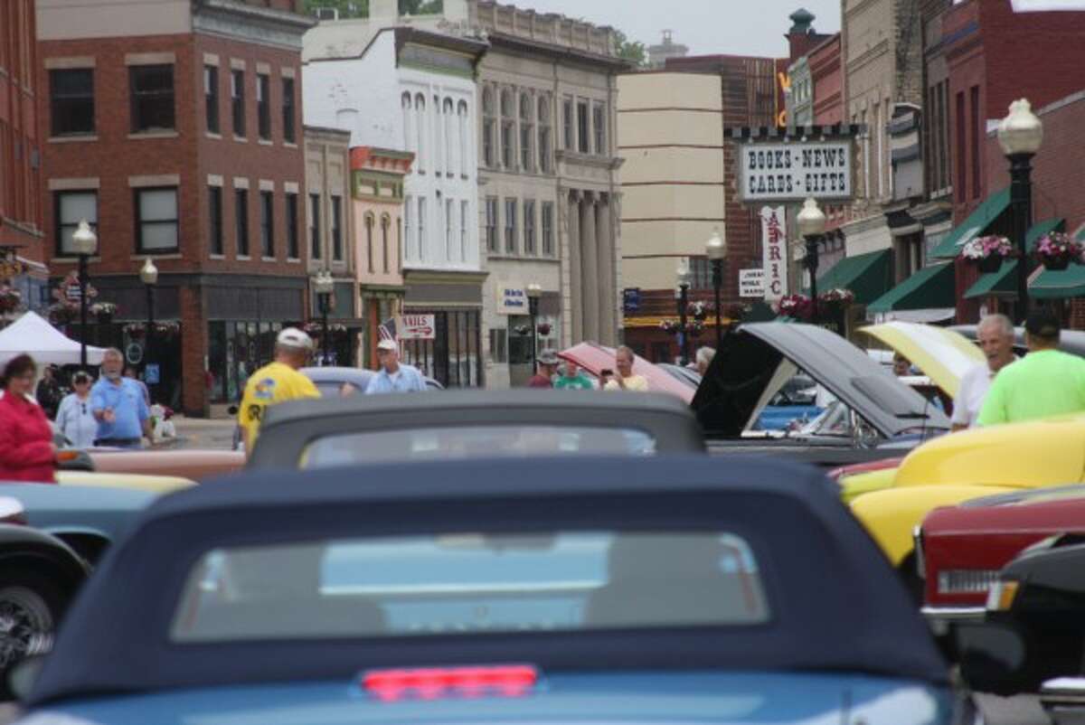 Classic cars fill downtown Manistee