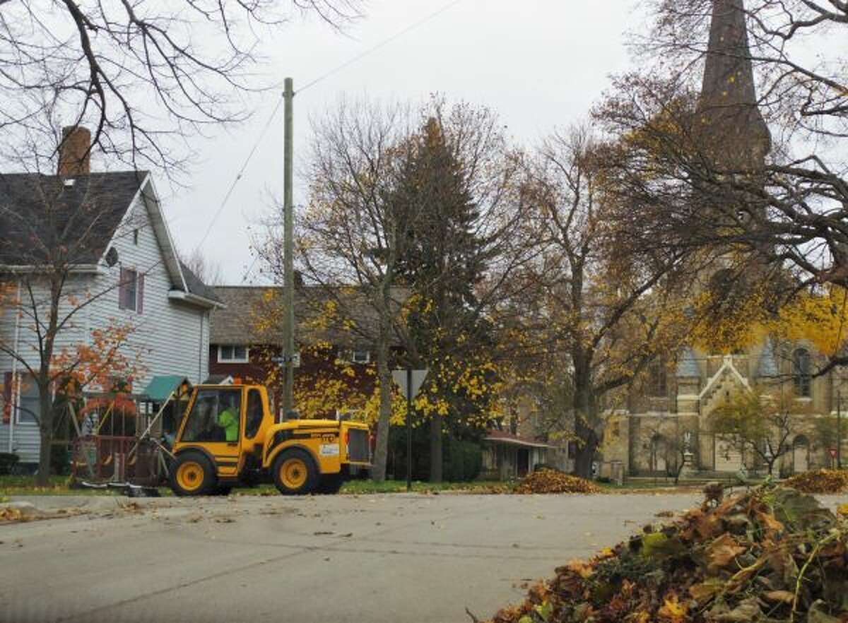 Leaf pickup takes place on Fourth Street in Manistee on Thursday morning. (Ashlyn Korienek/News Advocate)