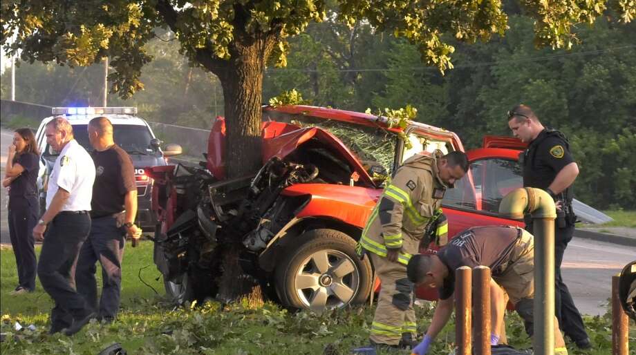 Man dies after crashing truck headon into tree in east Houston