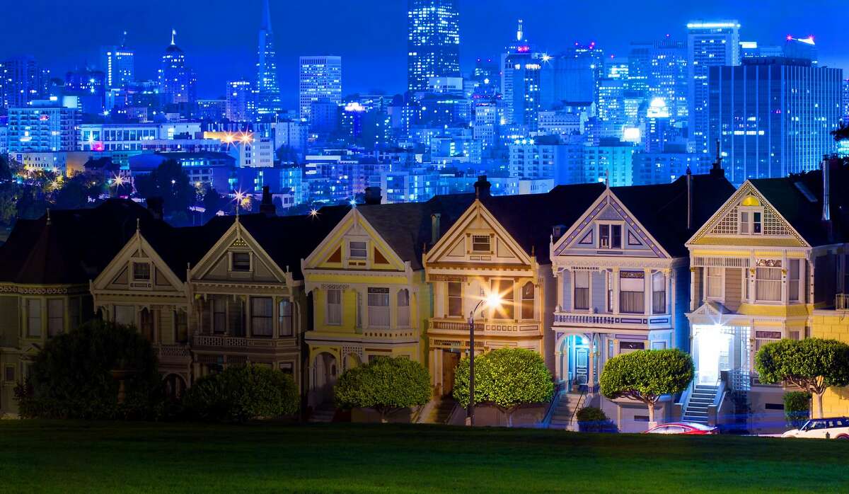 The "Painted Ladies" victorian houses at Alamo Square Park in San Francisco, Calif.