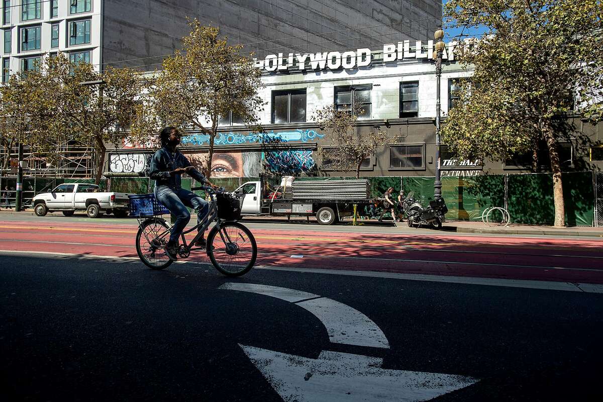 10月3日，一名骑自行车的人经过旧金山市场街1028号。这处长期空置的房产，以前是好莱坞台球的所在地，将成为一个拥有186个单元的住宅开发项目。