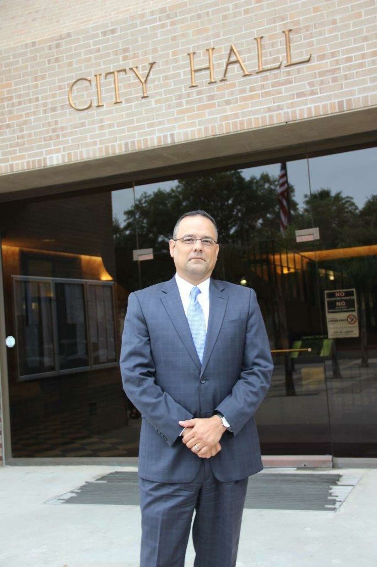 The Laredo City Manager Search Ad-Hoc Committee has ranked Robert Eads first out of four applicants who applied for the open Laredo City Manager position, according to a source.
