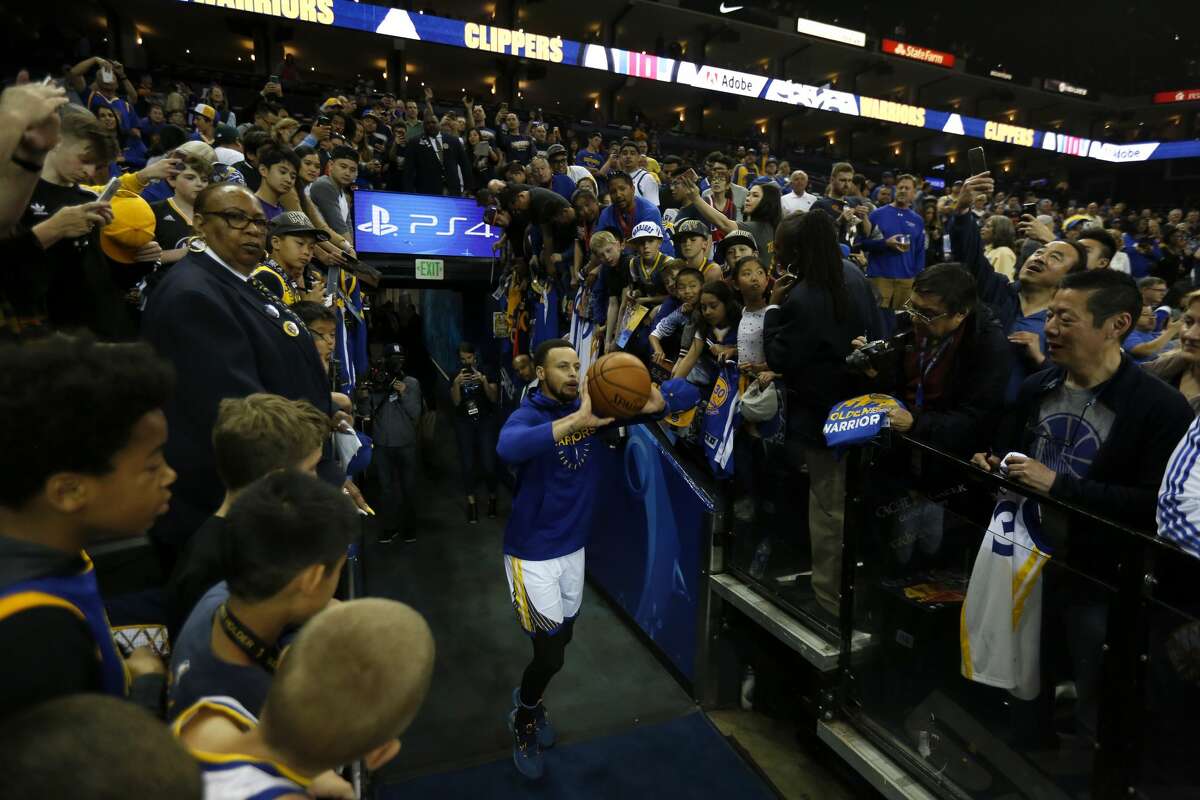 Steph Curry debuts his crazy new tunnel shot at Chase Center
