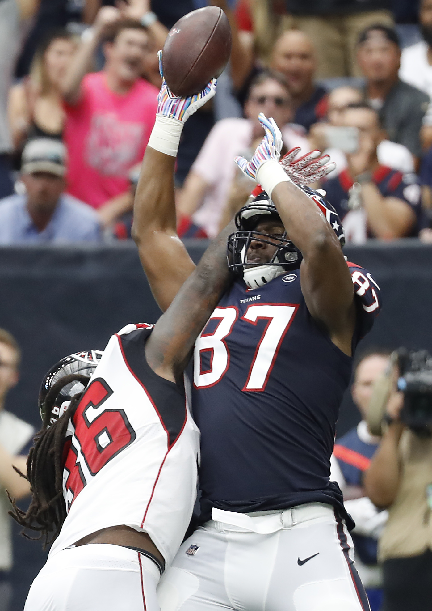 Charles Omenihu cheers on Deshaun Watson against Texans