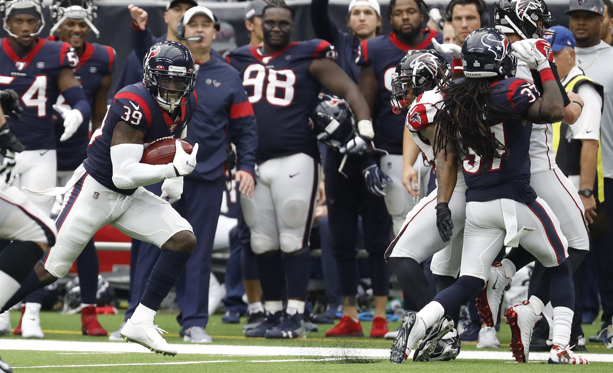 Jaguars CB Jalen Ramsey hangs out with Texans QB Deshaun Watson in