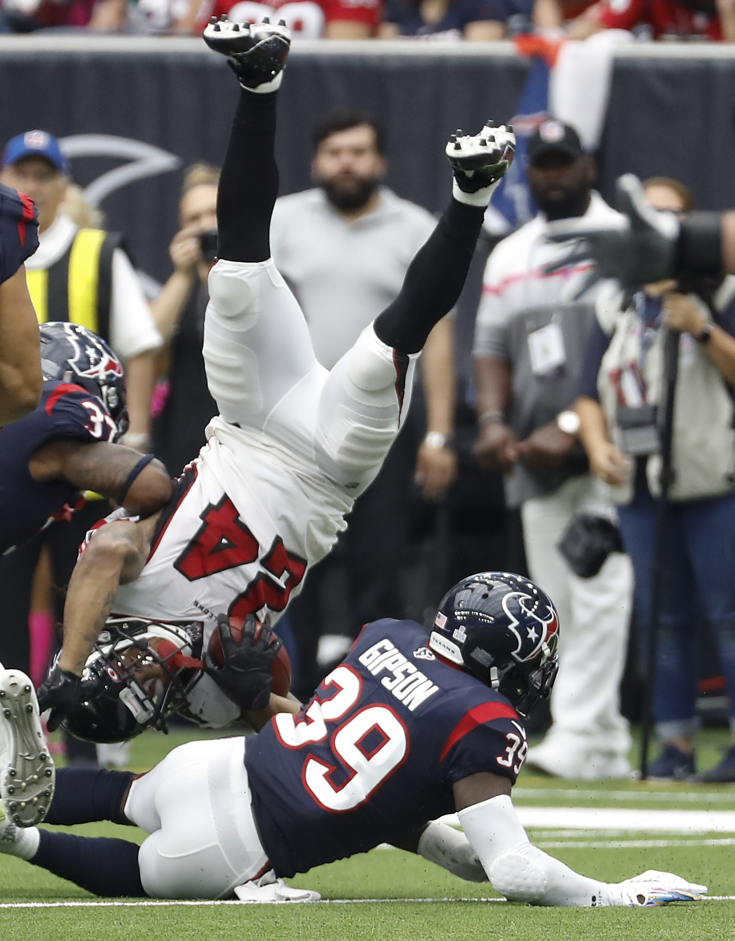 Charles Omenihu cheers on Deshaun Watson against Texans