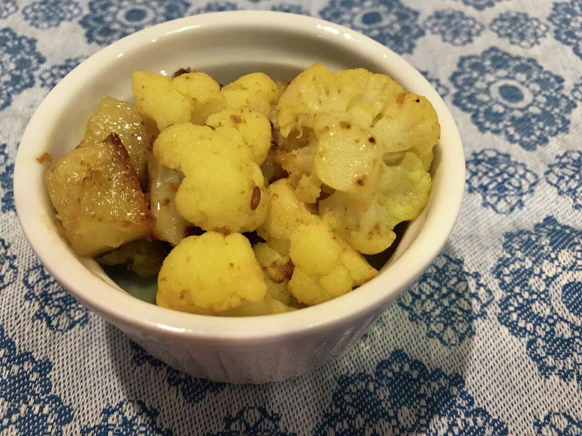 Aloo gobi is a quick and easy Indian recipe.