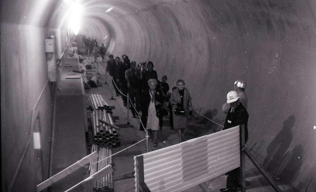 1969年11月9日，数千人排队进入刚刚完工的捷运地铁
