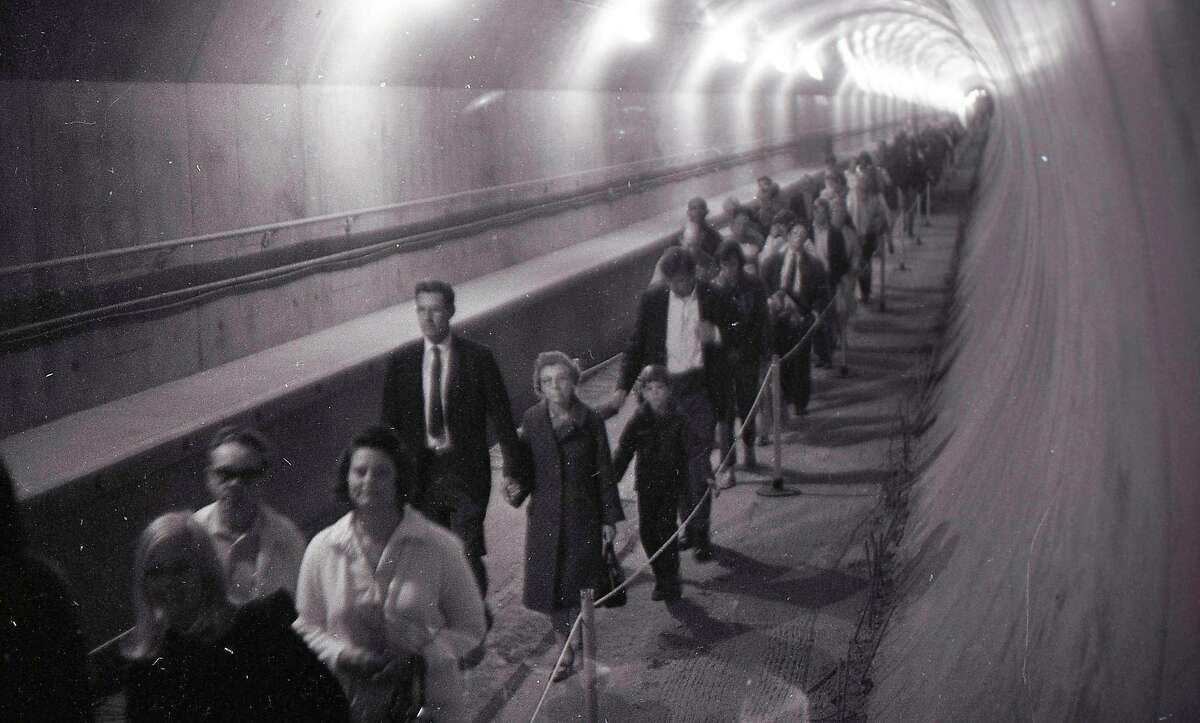 1969年11月9日，数千人排队进入刚刚完工的捷运地铁