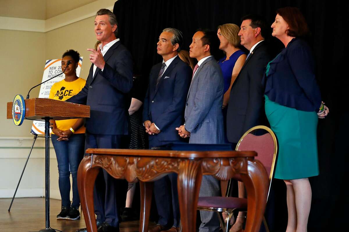 2019年10月8日星期二，加利福尼亚州州长加文·纽森在加利福尼亚州奥克兰市西奥克兰老年中心签署全州租金上限法案AB1482之前发表讲话。