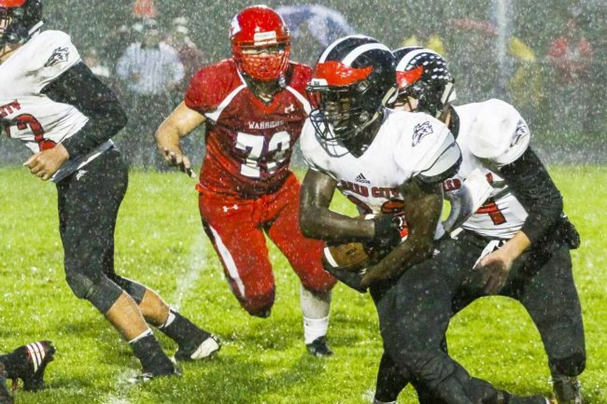 Undefeated: Phillip Jones looks for running room against Chippewa Hills. (Herald-Review photo/John Raffel)