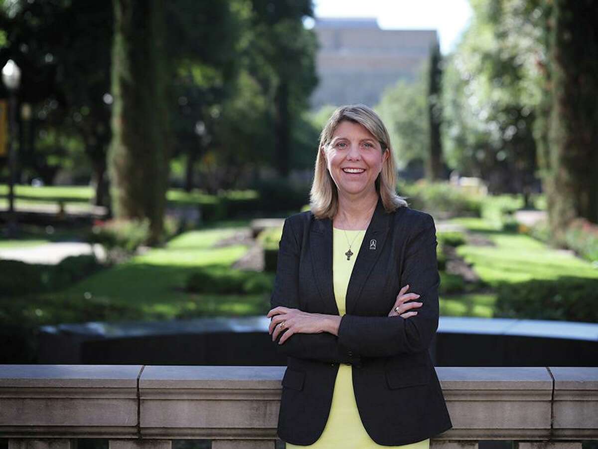 Linda Livingstone, the first female president in the 172-year history of Baylor University, was hired as Baylor’s 15th president in 2017 under a three-year contract. The university announced Monday, Oct. 7, 2019, that her contract had been extended for five years through May 31, 2024 with the option for two automatic one-year extensions. Baylor is the world’s largest Baptist university.